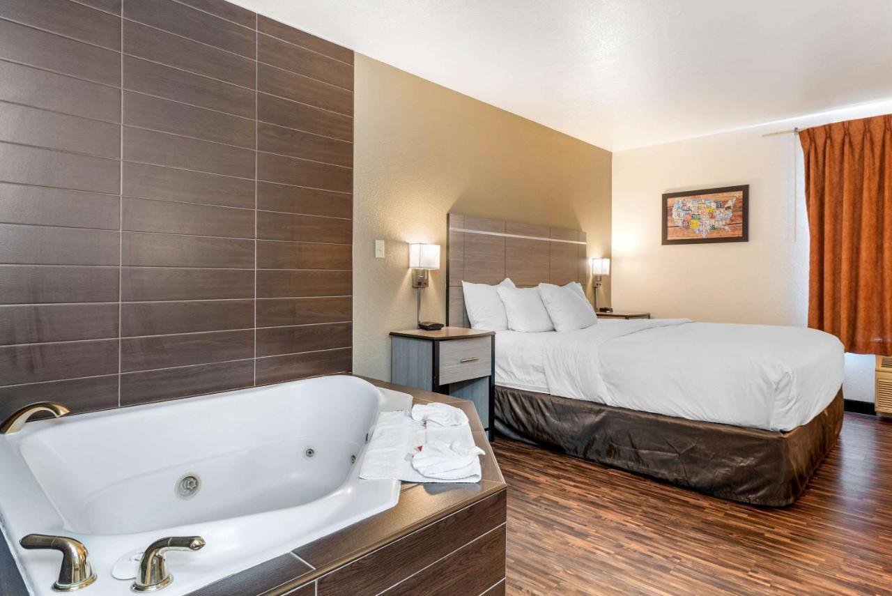 Econo Lodge Pueblo Luaran gambar