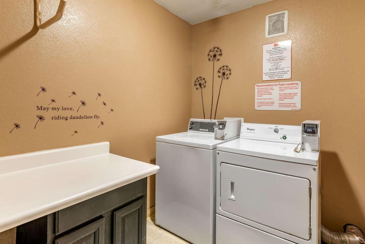 Econo Lodge Pueblo Luaran gambar