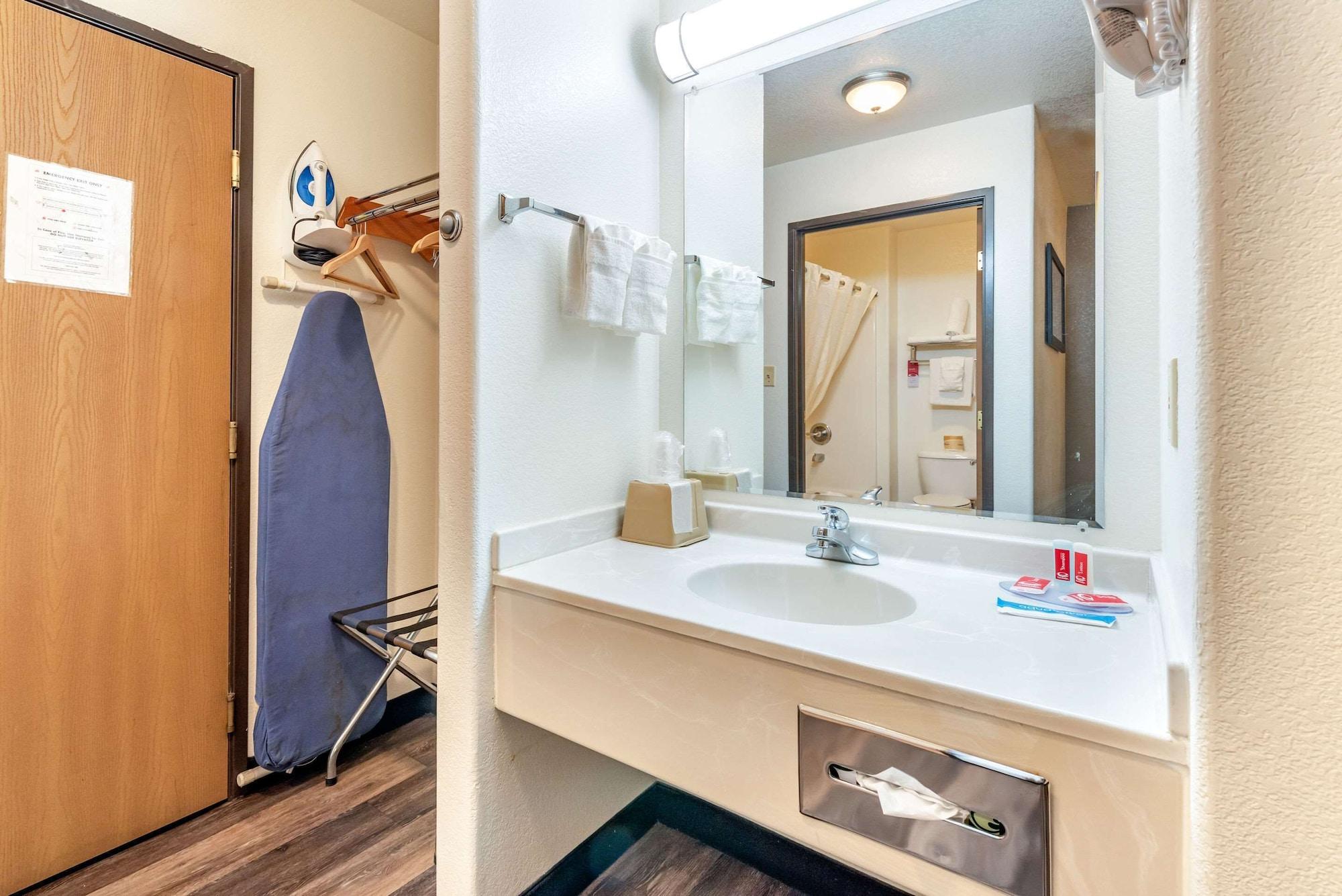 Econo Lodge Pueblo Luaran gambar