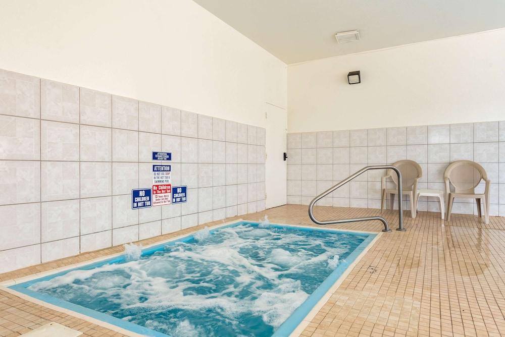 Econo Lodge Pueblo Luaran gambar