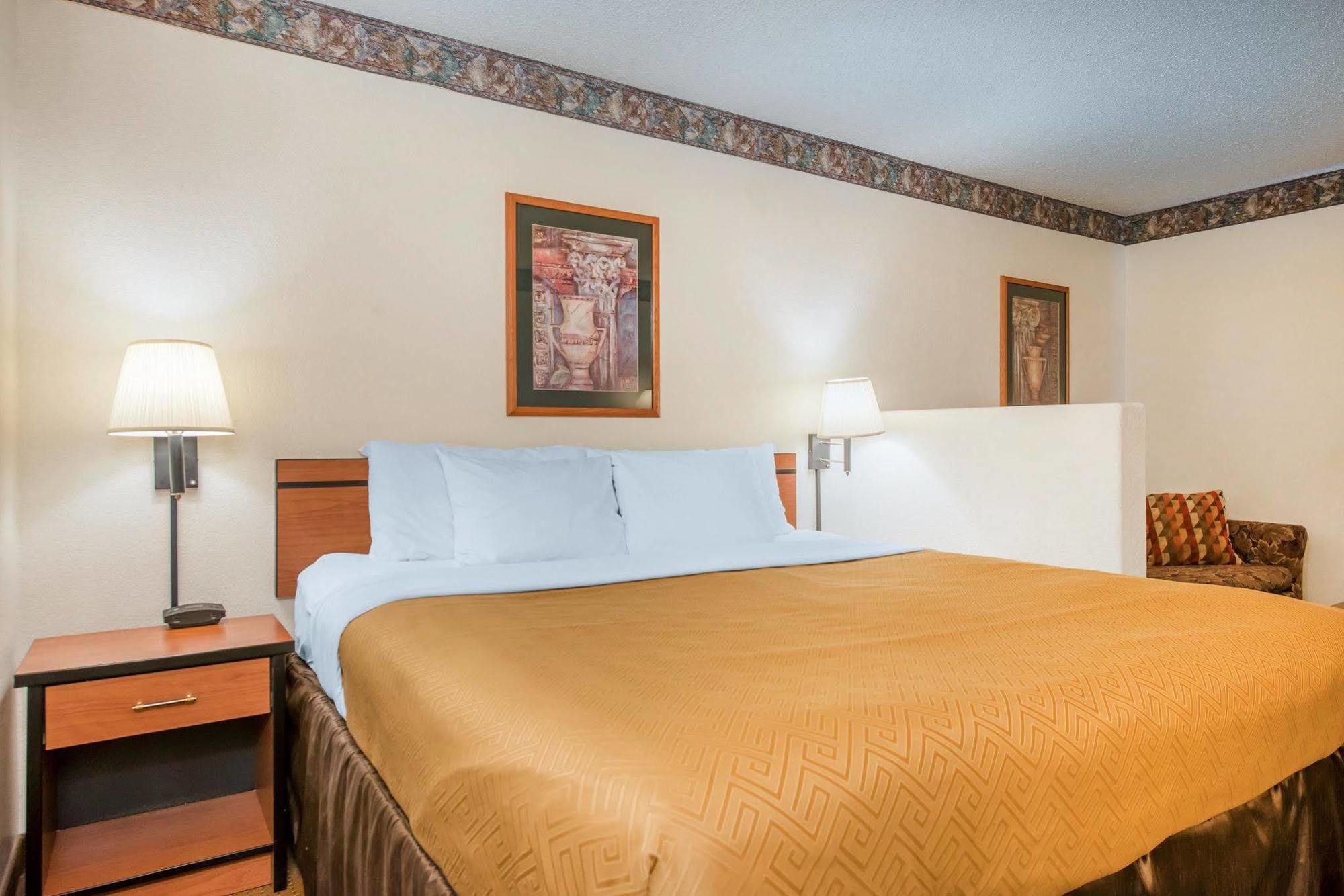 Econo Lodge Pueblo Luaran gambar