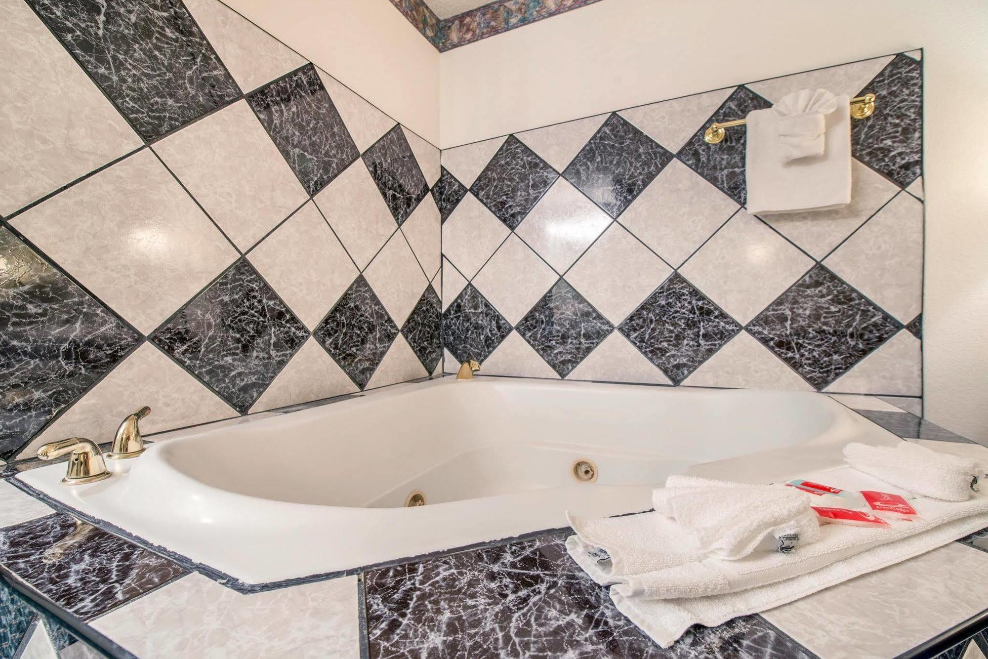 Econo Lodge Pueblo Luaran gambar